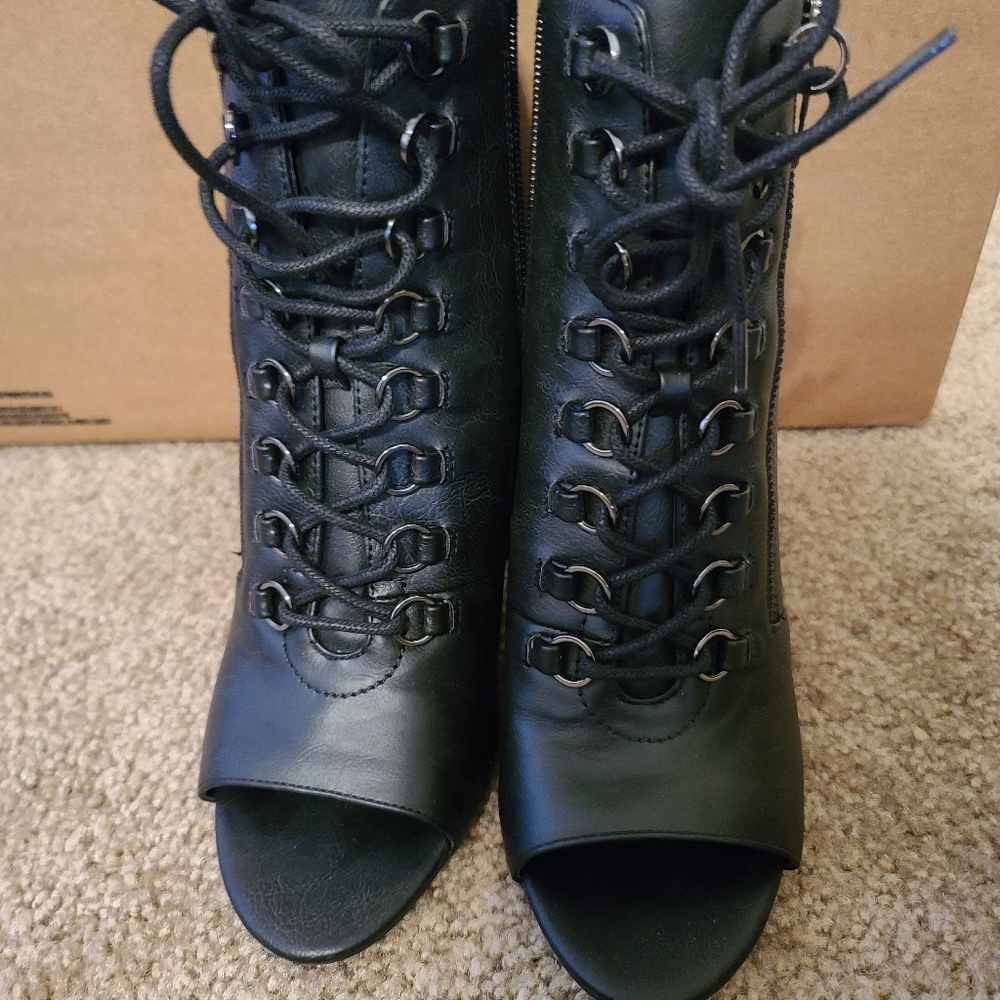 Briden G by Guess size 8.5